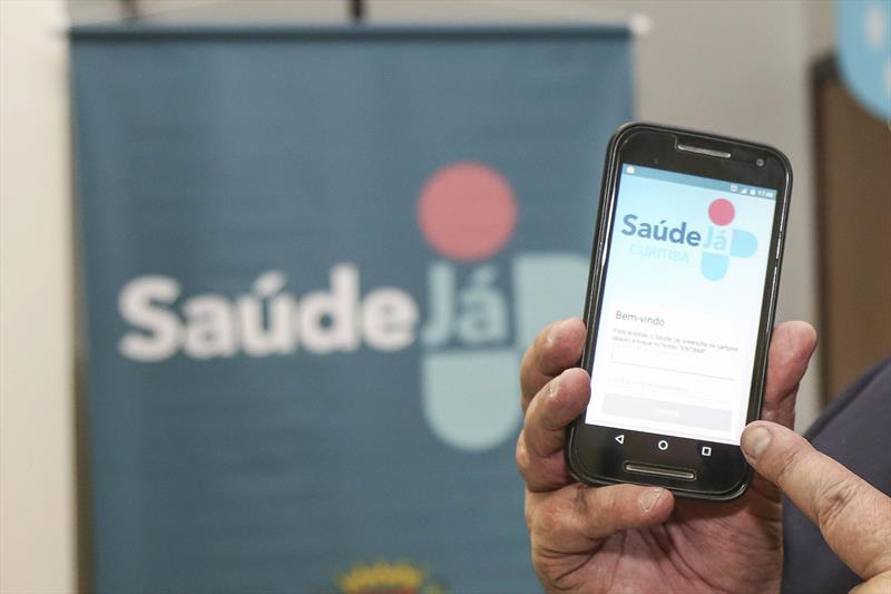 Nas redes sociais, curitibanos demonstram que ainda têm dúvidas sobre as funções e possibilidades do aplicativo. Foto: Pedro Ribas / SMCS